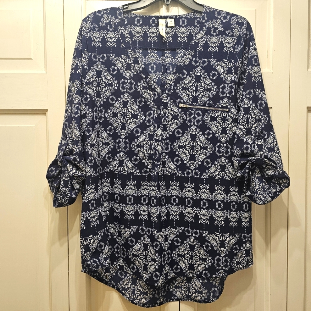 Tacera Women's Blue and White printed 3/4 sleeve blouse Sz M